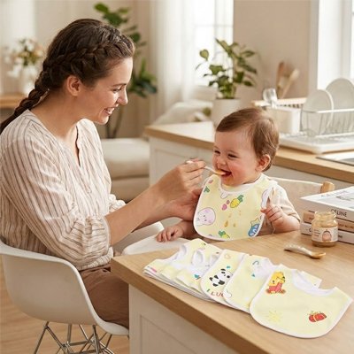 Bavoir bébé coton ultra-absorbant à poche brodé, coloré, avec maman nourrissant son enfant.