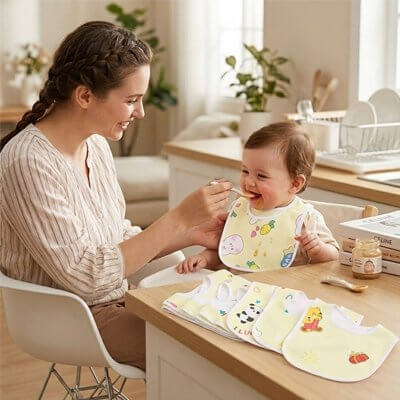 Bavoir bébé coton ultra-absorbant à poche brodé, coloré, avec maman nourrissant son enfant.