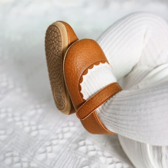 Chaussure bebe fille en cuir marron, idéale pour les premiers pas avec confort et élégance.