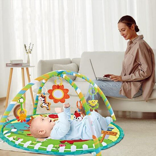 Un bébé joue sur un tapis d'éveil bébé coloré pendant que sa mère travaille sur un ordinateur.