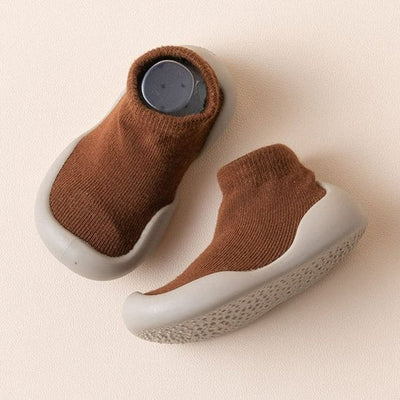 Chaussure bebe en couleur marron, confortables et sécurisées pour les premiers pas de votre enfant.