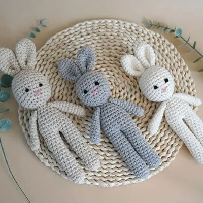 Doudou bebe en forme de lapin, doux compagnons pour bébé, tricotés à la main en couleurs apaisantes.