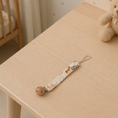 Attache tetine solide et élégante fixée sur la veste d'un bébé