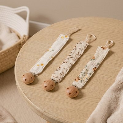 Attache tetine pratique plus avec clip renforcé fixé sur la veste de bébé