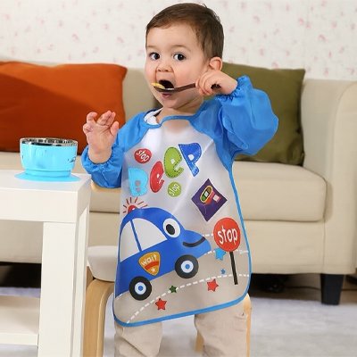 Bavoir bébé manches longues imperméable avec motifs de voiture et enfant mangeant.