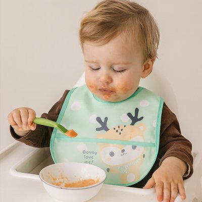 Bavoir Bébé imperméable à poche avec motifs colorés, idéal pour éviter les taches lors des repas.