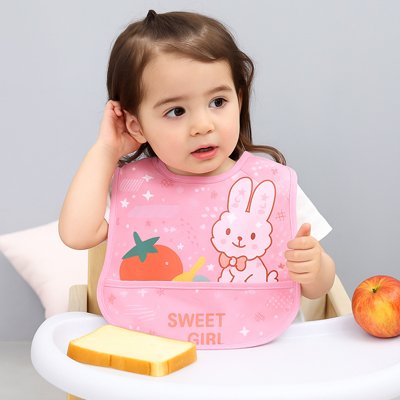 Bavoir Bébé imperméable à poche avec design coloré, adapté pour les repas sans irritation.