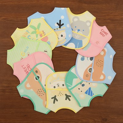 Bavoir Bébé imperméable à poche avec motifs colorés sur un fond en bois