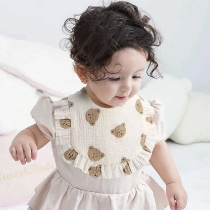 Bavoir bébé coton brodé avec motifs ours sur une adorable petite fille en vêtement.