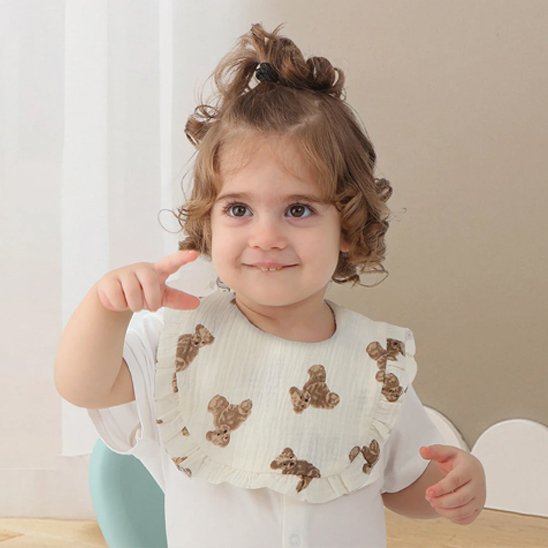 Bavoir bébé coton brodé avec motif mignon et design élégant, parfait pour les repas.