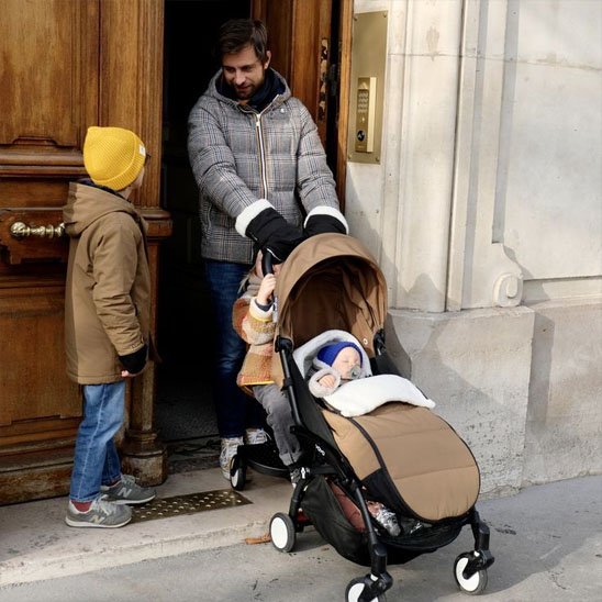 Chanceliere poussette dans une promenade hivernale avec un bébé, assurant confort et protection.