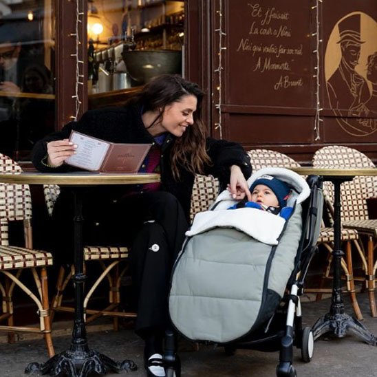 Chanceliere poussette ultra-confortable pour bébé, idéale pour les sorties hivernales en famille.