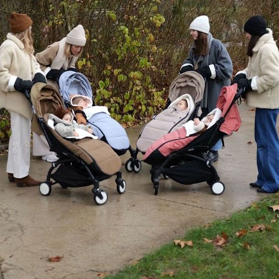 Chanceliere poussette : plusieurs poussettes avec des bébés, idéales pour les promenades hivernales.