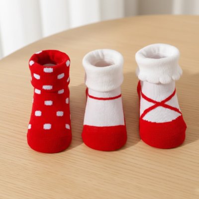 Chaussettes bebe : assortiment de chaussettes à pois rouge et blanches pour les petits pieds délicats.