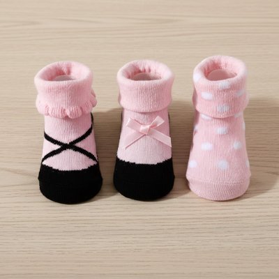 Chaussettes bebe colorées pour filles, parfaites pour les petits pieds délicats.