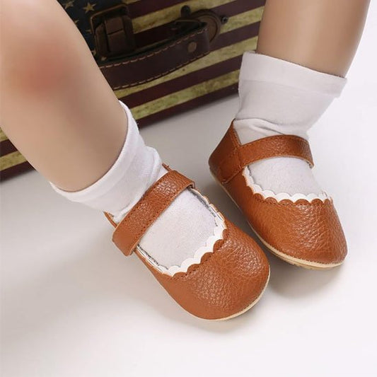 Chaussure bebe fille en cuir marron avec socquettes blanches, pour les premiers pas élégants.