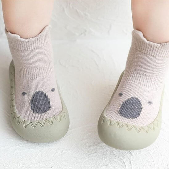 Chaussure bebe pour les premiers pas, confort et style, avec des motifs d'animaux adorables.