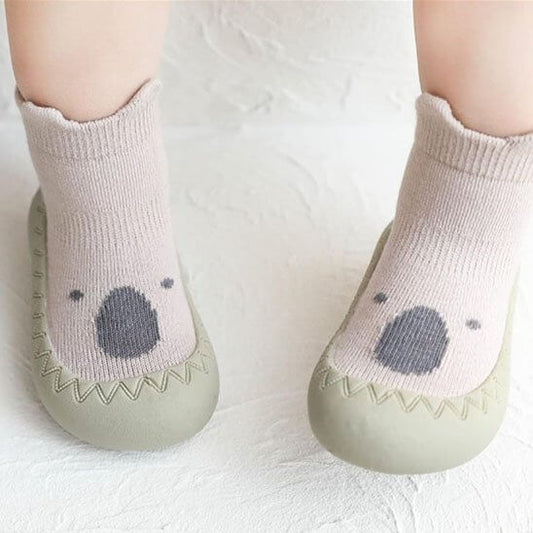 Chaussure bebe pour les premiers pas, confort et style, avec des motifs d'animaux adorables.