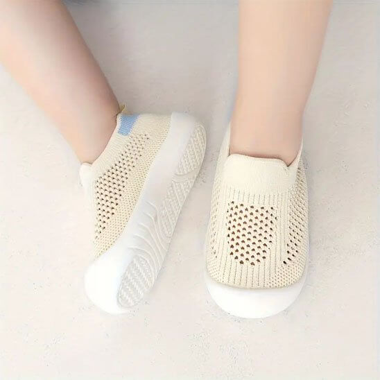 Chaussure bebe beige en maille pour premiers pas de bébé, offrant confort et sécurité.