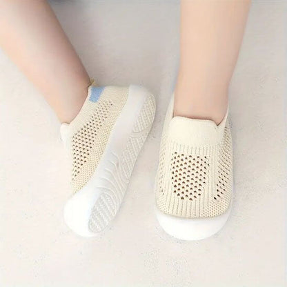 Chaussure bebe beige en maille pour premiers pas de bébé, offrant confort et sécurité.