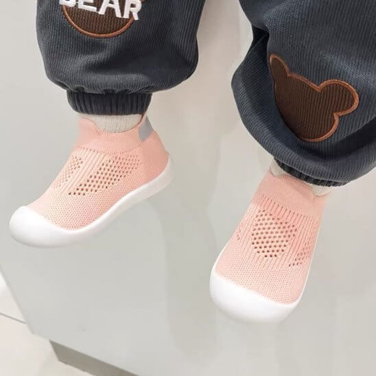 Chaussure bebe rose en maille, idéale pour les premiers pas de votre enfant.