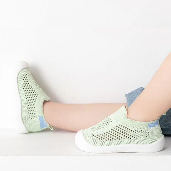 Chaussure bebe en maille verte pour les premiers pas, offrant confort et protection.