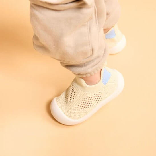 Chaussure bebe confortables pour les premiers pas d'un enfant, offrant protection et soutien aux petits pieds.