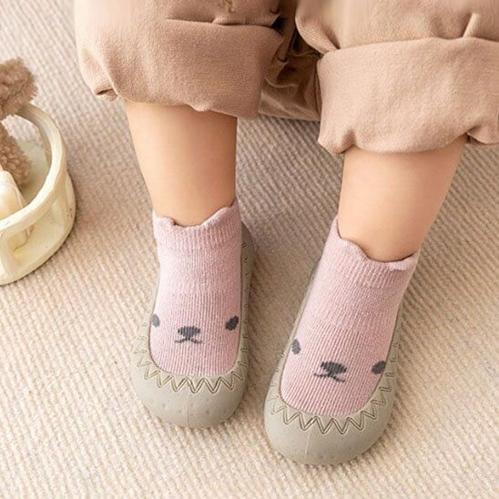 Chaussure bebe confortable pour les premiers pas avec des chaussettes à motif mignon.