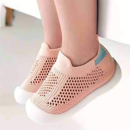 Chaussure bebe rose en tricot avec semelle blanche, idéale pour les premiers pas de votre enfant.