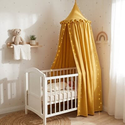 Ciel de lit bébé en jaune pour la chambre d'un bébé, créant une ambiance féerique et confortable.