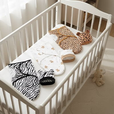 Couverture emmaillotage bébé dans un berceau, idéale pour apaiser et endormir votre nouveau-né.