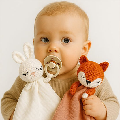 Doudou bebe : un bébé avec doudous en forme de lapin et renard, exprimant tendresse et confort.