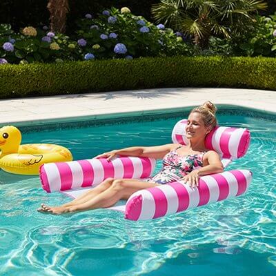 Fauteuils piscine gonflables rayé dans une piscine, idéale pour l'été.