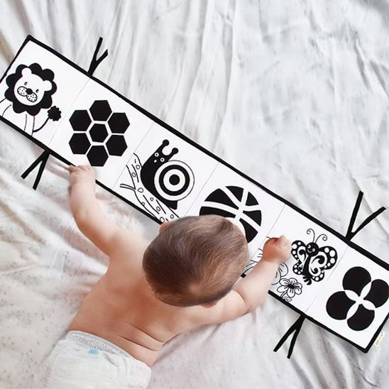 Livre en tissu bébé, éveillant les sens de bébé avec des images noires et blanches contrastées.