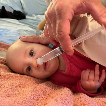 Mouche bebe en action pour dégager le nez d'un bébé, aidant à soulager la respiration durant une tétée.