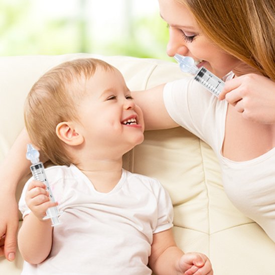 Mouche bebe utilisé par une mère et son enfant, sourires tout en utilisant le dispositif pour dégager le nez.