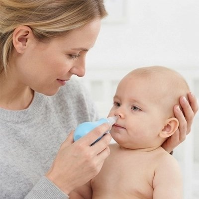 Mouche bebe | Confort Douceur : maman aide son bébé avec un mouche nez pour soulager la congestion.