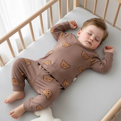 Pyjama bebe doux avec motifs d'ours, idéal pour le sommeil paisible de votre enfant.