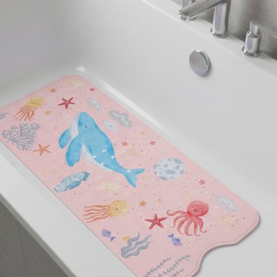 Tapis de bain pour bébé antidérapant avec motifs marins colorés, garantissant sécurité et confort pendant le bain.