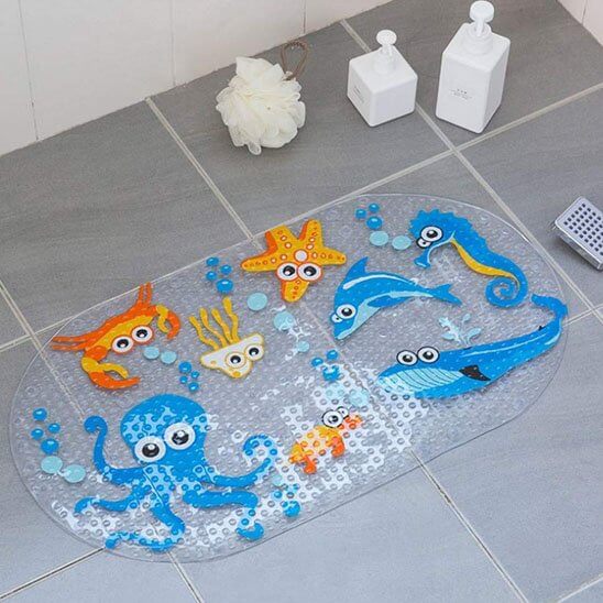Tapis de bain bébé antidérapant avec motifs marins colorés et amusants pour la sécurité lors du bain.