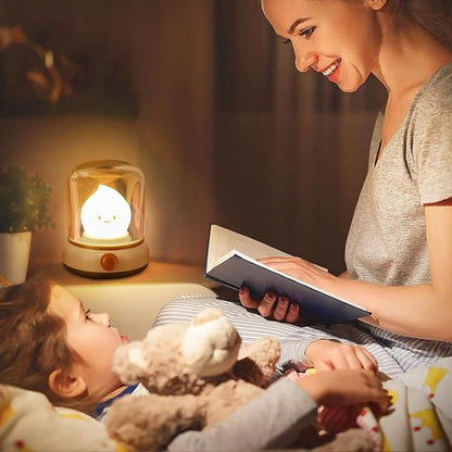 Mère lisant un livre à son enfant, éclairée par une veilleuse bébé en forme de chandelle