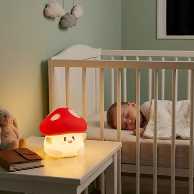 veilleuse musical pour bebe éclairant un lit de bébé endormi, ambiance douce et apaisante