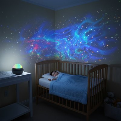 Veilleuse projection bebe projetant des étoiles bleues dans la chambre d'un bébé qui dort paisiblement.